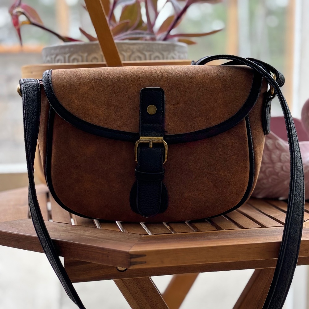 Bass brown leather saddle bag with black trim